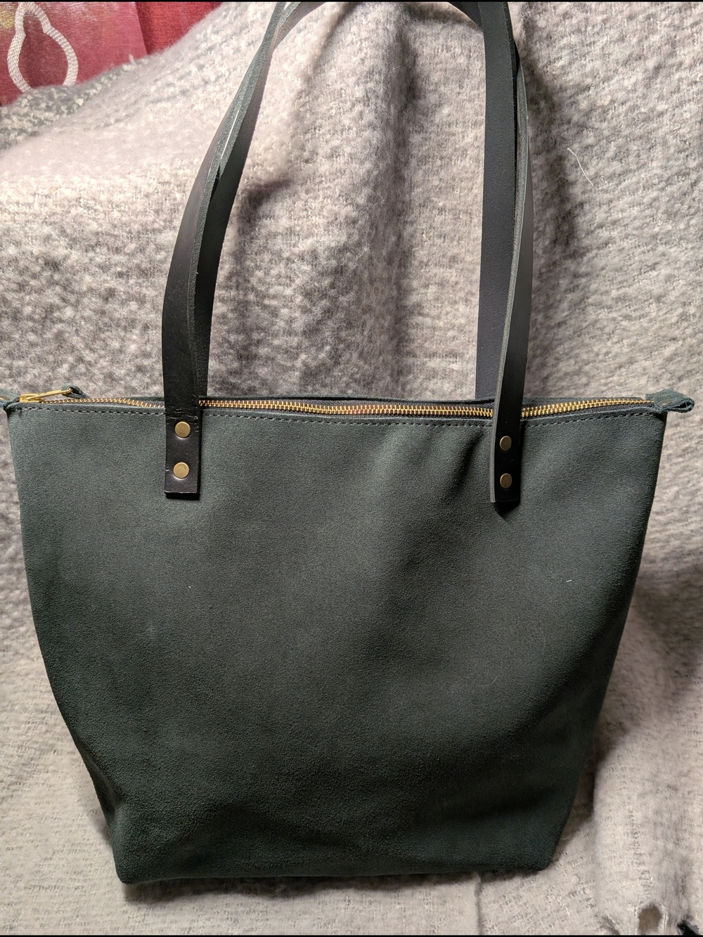 Portland Leather Medium Zipper Tote In Peppercorn